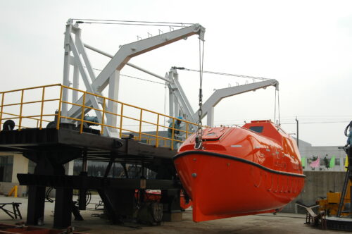 GRAVITY LUFFING ARM TYPE DAVIT
