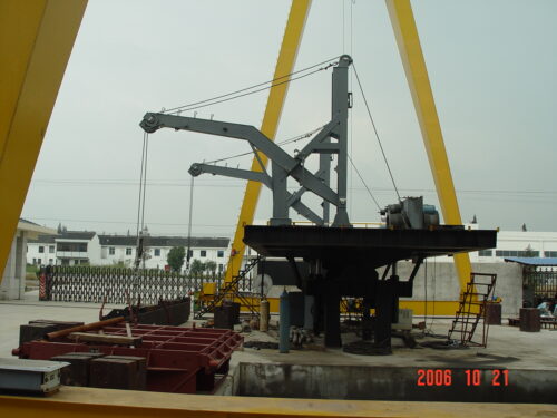 GRAVITY LUFFING ARM TYPE DAVIT - Image 3