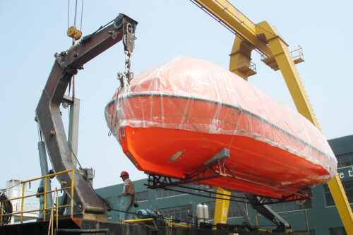 HYDRAULIC GRAVITY TYPE DAVIT