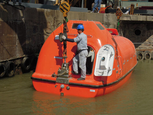 LIFEBOAT WITH HYDRAULIC HOOK